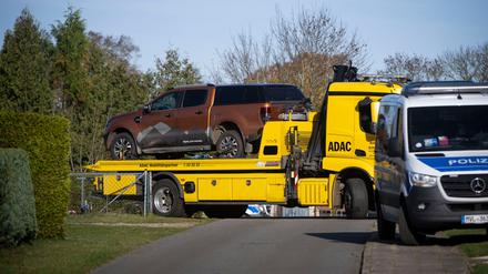 Ein Abschleppwagen transportiert einen Geländewagen im Rahmen einer Hausdurchsuchung in Reimershagen (Archivbild).