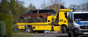 Ein Abschleppwagen transportiert einen Geländewagen im Rahmen einer Hausdurchsuchung in Reimershagen (Archivbild).