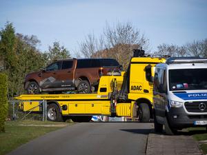 Ein Abschleppwagen transportiert einen Geländewagen im Rahmen einer Hausdurchsuchung in Reimershagen (Archivbild).