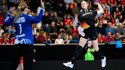 Die deutschen Handballerinnen haben den WM-Test in der Schweiz klar gewonnen.