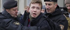 Roman Protassewitsch, hier bei einer Demonstration im März 2017. Belarussische Behörden haben nach Berichten von Staatsmedien ein Flugzeug auf dem Weg von Athen nach Vilnius zur Landung gebracht, um ihn festzunehmen. Foto: Sergei Grits/AP/dpa