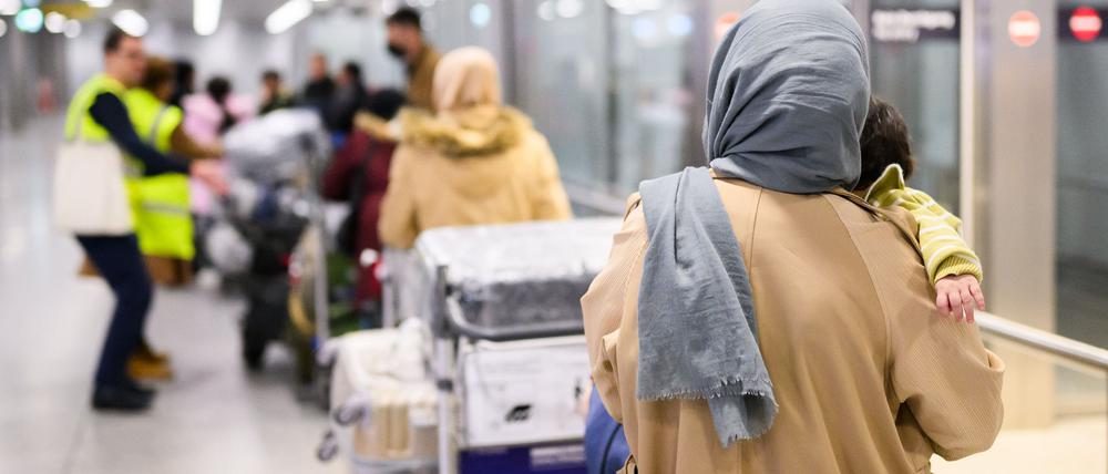 52 Afghaninnen und Afghanen kamen diesmal nach Deutschland. 