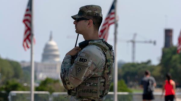 USA, Washington: Mitglieder der Nationalgarde von Ohio patrouillieren auf der National Mall in Washington.
