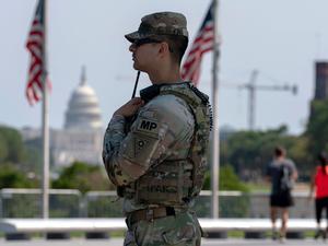 USA, Washington: Mitglieder der Nationalgarde von Ohio patrouillieren auf der National Mall in Washington.