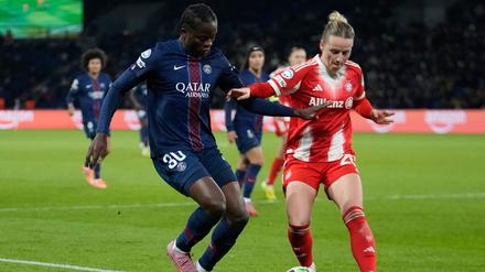 Enges Duell: Bayerns Franziska Kett (r) im Zweikampf mit PSG-Spielerin Merveille Kanjinga.