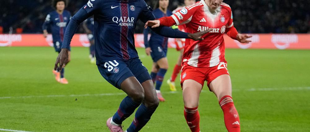 Enges Duell: Bayerns Franziska Kett (r) im Zweikampf mit PSG-Spielerin Merveille Kanjinga.