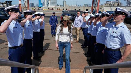 US-Heimatschutzministerin Kristi Noem geht an Bord eines Schiffs der US-Küstenwache (Archivbild).