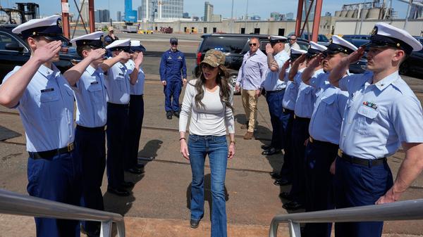 US-Heimatschutzministerin Kristi Noem geht an Bord eines Schiffs der US-Küstenwache (Archivbild).