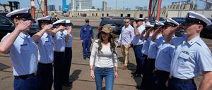 US-Heimatschutzministerin Kristi Noem geht an Bord eines Schiffs der US-Küstenwache (Archivbild).