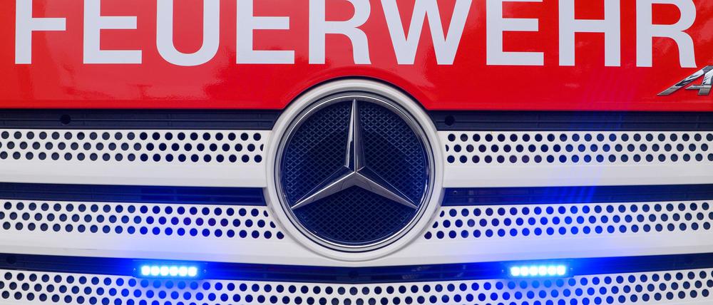 Die Feuerwehr kämpft seit über 12 Stunden gegen die Flammen auf dem Betriebsgelände. (Symbolbild)