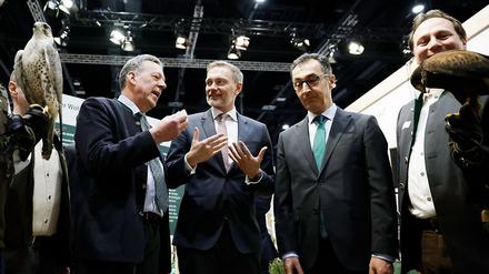 Im vergangenen Jahr konnten Politiker bei Rundgängen noch Greifvögel auf der Grünen Woche bewundern - 2026 wohl nicht. (Archivbild)