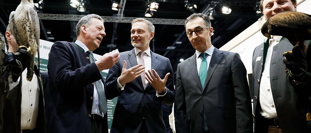 Im vergangenen Jahr konnten Politiker bei Rundgängen noch Greifvögel auf der Grünen Woche bewundern - 2026 wohl nicht. (Archivbild)