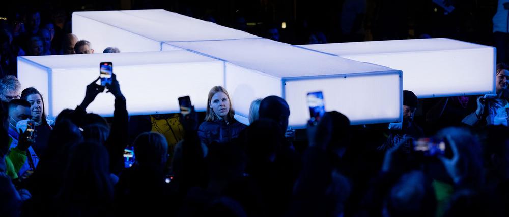 Bei „Die Passion“ wurde stets ein großes Kreuz durch Innenstädte getragen - 2026 wird es nicht der Fall sein. (Archivbild)