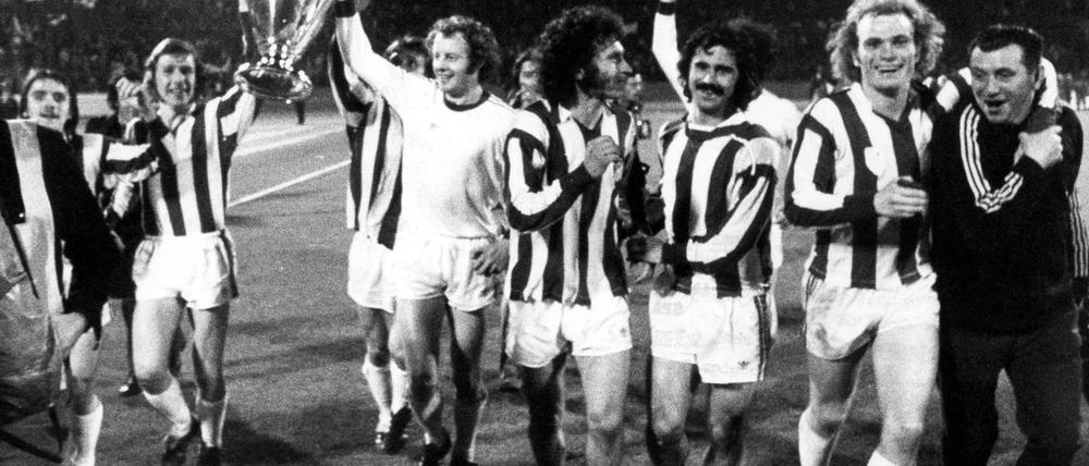 Die Bayern mit Paul Breitner (Mitte), Gerd Müller (3.v.r.) und Uli Hoeneß (2.v.r.) jubeln nach dem Gewinn des Europapokals der Landesmeister. (Archivfoto)