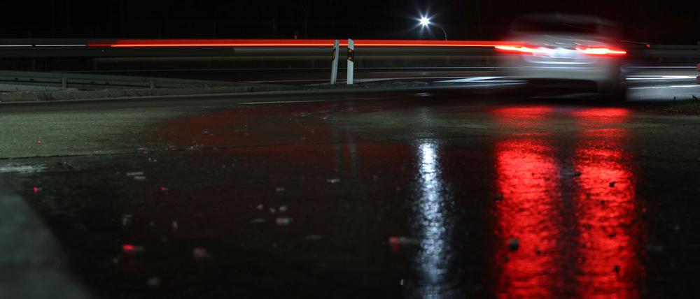 Fünf Fahrzeuge sind auf der A20 durch die glatte Straße verunfallt. (Symbolbild)