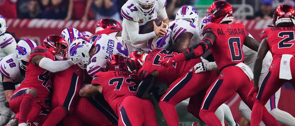 Josh Allen (oben) hatte es immer wieder mit zahlreichen Verteidigern zu tun.