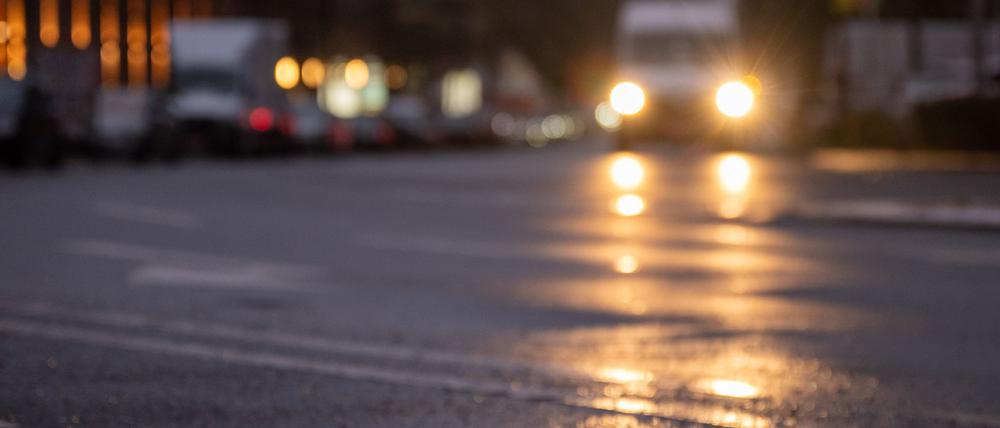 In Berlin könnte es am Morgen auf den Straßen glatt sein. (Archivbild)