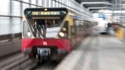 Die Berliner S-Bahn vermeldet am Freitagmorgen mehrere Störungen. (Symbolbild) 