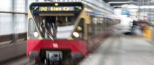Die Berliner S-Bahn vermeldet am Freitagmorgen mehrere Störungen. (Symbolbild)