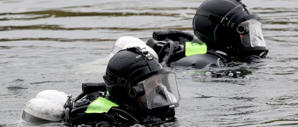Taucher suchen nach dem Vermissten im Geierswalder See. (Symbolbild)