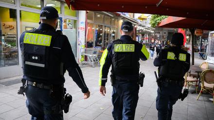 Polizeibeamte laufen am Kottbusser Tor in Berlin-Kreuzberg zu einer Personenüberprüfung. (Archivbild)