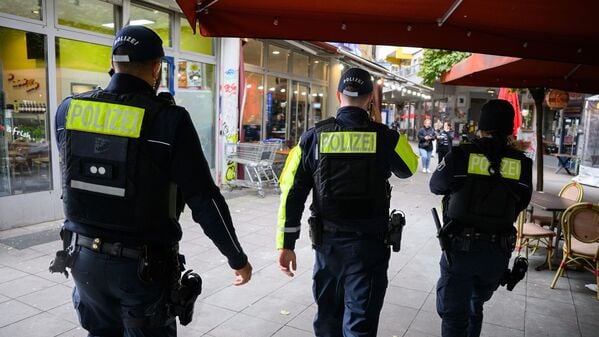 ARCHIV - 10.10.2025, Berlin: Polizeibeamte laufen am Kottbusser Tor in Berlin-Kreuzberg zu einer Personenüberprüfung. (zu dpa: «Intensive Kontrollen der Polizei wegen Schießereien») Foto: Bernd von Jutrczenka/dpa +++ dpa-Bildfunk +++