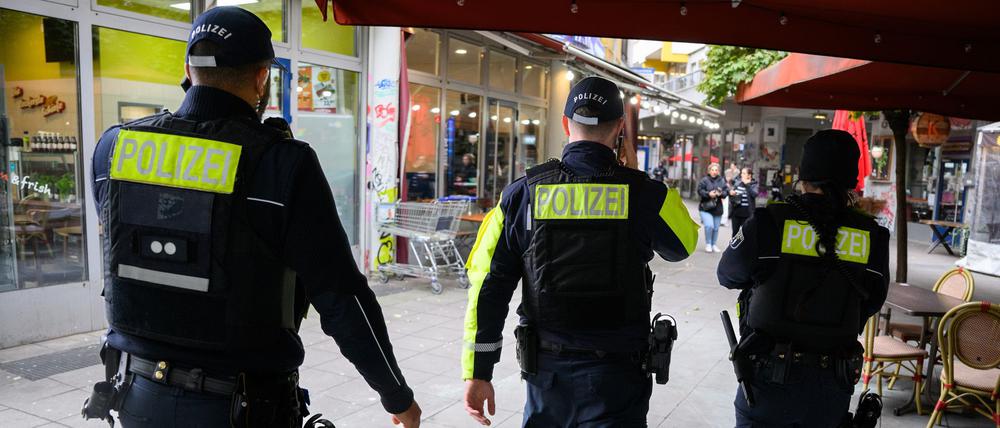 Polizeibeamte laufen am Kottbusser Tor in Berlin-Kreuzberg zu einer Personenüberprüfung. (Archivbild)