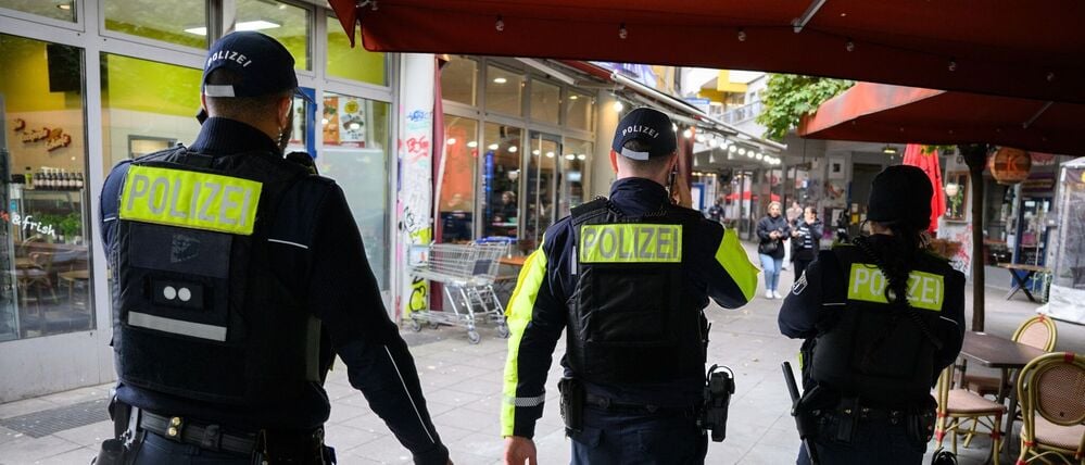 ARCHIV - 10.10.2025, Berlin: Polizeibeamte laufen am Kottbusser Tor in Berlin-Kreuzberg zu einer Personenüberprüfung. (zu dpa: «Intensive Kontrollen der Polizei wegen Schießereien») Foto: Bernd von Jutrczenka/dpa +++ dpa-Bildfunk +++