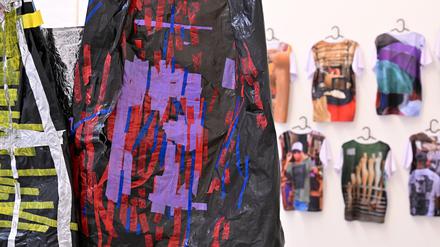 Die Ausstellung versammelt Kunstwerke von vergangenen und aktuellen Stipendiaten der Künstlerresidenz „Planetary Transitions“.