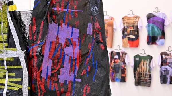 Die Ausstellung versammelt Kunstwerke von vergangenen und aktuellen Stipendiaten der Künstlerresidenz „Planetary Transitions“.