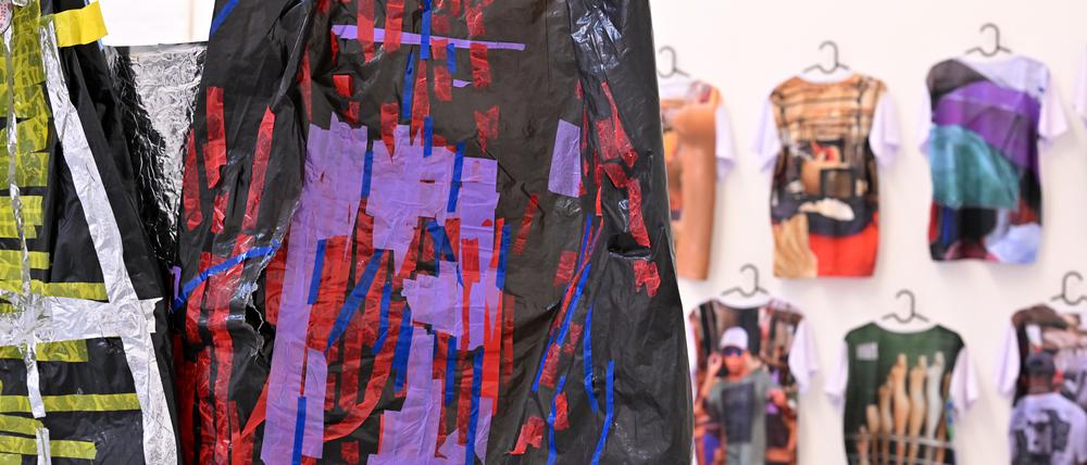 Die Ausstellung versammelt Kunstwerke von vergangenen und aktuellen Stipendiaten der Künstlerresidenz „Planetary Transitions“.