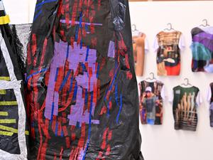 Die Ausstellung versammelt Kunstwerke von vergangenen und aktuellen Stipendiaten der Künstlerresidenz „Planetary Transitions“.