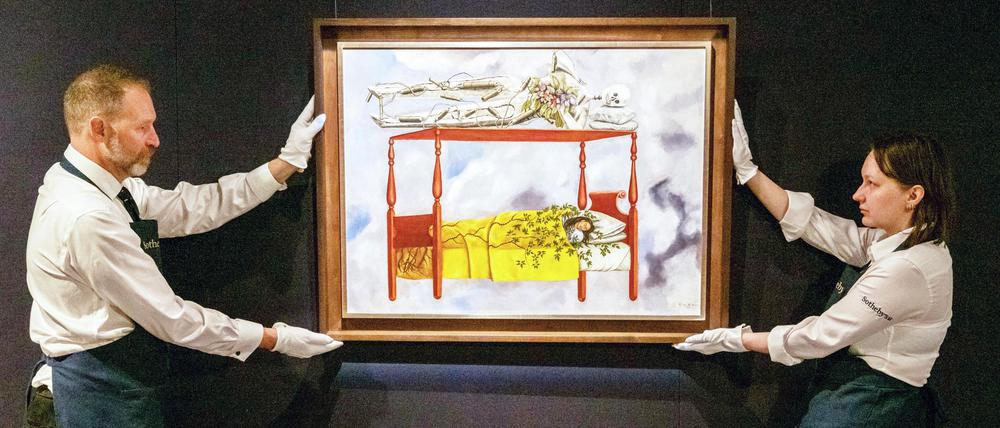 Das Selbstporträt „El sueño (La cama)“ der mexikanischen Künstlerin Frida Kahlo im Auktionshaus Sotheby’s in New York.