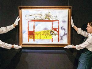 Das Selbstporträt „El sueño (La cama)“ der mexikanischen Künstlerin Frida Kahlo im Auktionshaus Sotheby’s in New York.