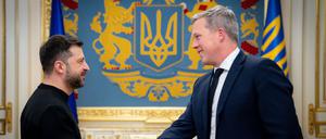 Dieses vom Pressebüro des ukrainischen Präsidenten zur Verfügung gestellten Foto zeigt den ukrainischen Präsidenten Wolodymyr Selenskyj (l) und den US-Militärminister Dan Driscoll.