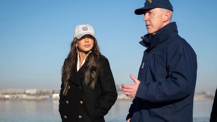 Admiral Kevin Lunday (r.), amtierender Kommandant der Kristi Noem unterstehenden US-Küstenwache, widersprach dem Medienbericht. (Archivbild)