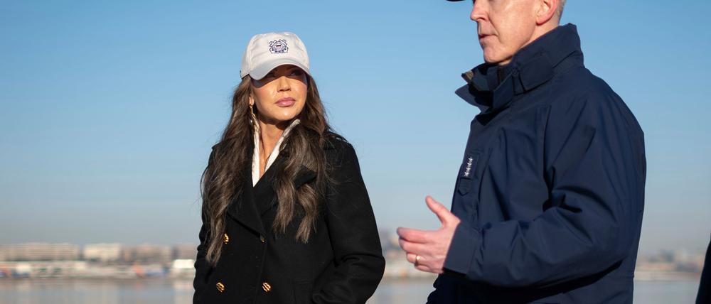 Admiral Kevin Lunday (r.), amtierender Kommandant der Kristi Noem unterstehenden US-Küstenwache, widersprach dem Medienbericht. (Archivbild)