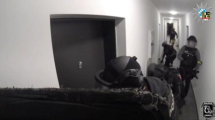 Die slowakische Polizei stürmt ein Appartement.