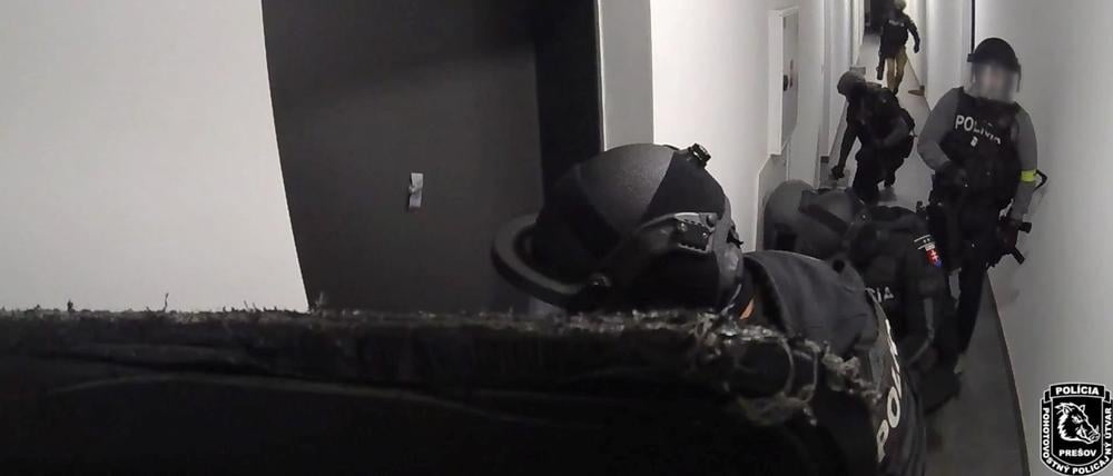 Die slowakische Polizei stürmt ein Appartement.