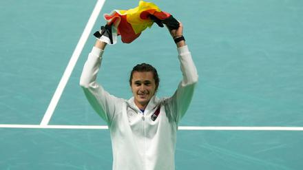 Zverev jubelte mit Deutschland-Fahne über den Viertelfinalsieg gegen Argentinien.