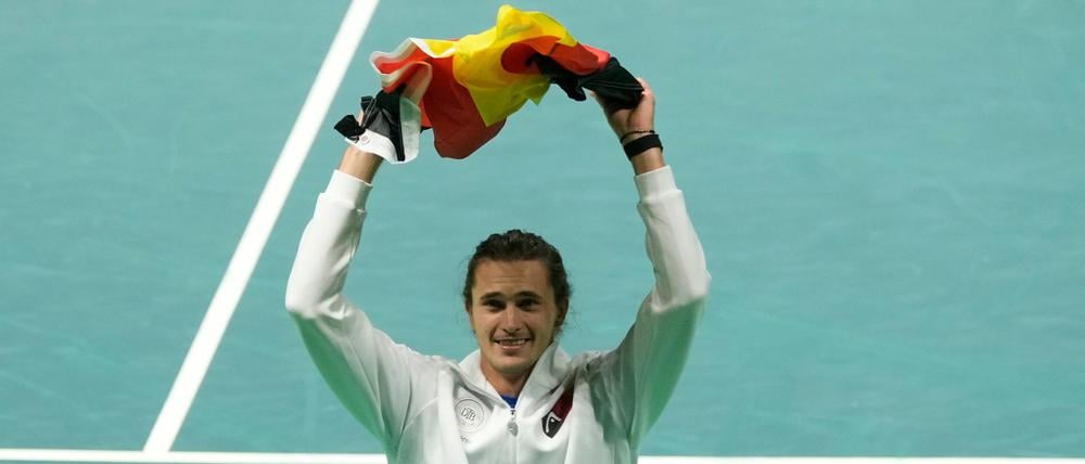 Zverev jubelte mit Deutschland-Fahne über den Viertelfinalsieg gegen Argentinien.