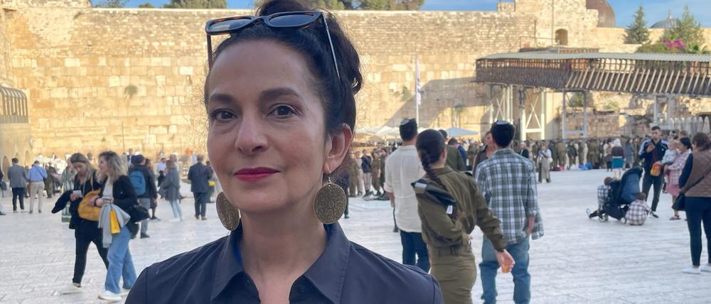 Güner Balci vor der Klagemauer in Jerusalem.