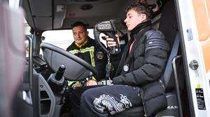 Eine Berliner Schule arbeitet mit der Feuerwehr für ein reguläres Unterrichtsfach „Retten und Schützen“ zusammen. 