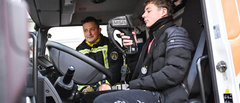 Eine Berliner Schule arbeitet mit der Feuerwehr für ein reguläres Unterrichtsfach „Retten und Schützen“ zusammen. 