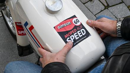 Der brandenburgische Landtag setzt sich einstimmig dafür ein, Tempo 60 auch für re-importierte DDR-Zweiräder der Marke Simson zuzulassen. (Archivbild)