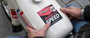 Der brandenburgische Landtag setzt sich einstimmig dafür ein, Tempo 60 auch für re-importierte DDR-Zweiräder der Marke Simson zuzulassen. (Archivbild)