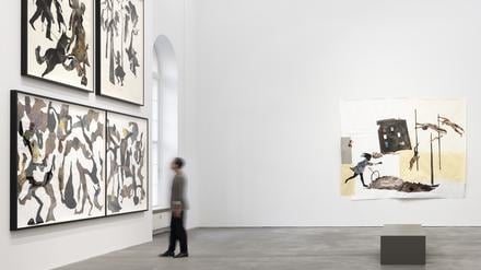 Blick in den Hauptraum der Galerie Sprüth Magers auf die neuen Scherenschnitte von  Kara Walker.