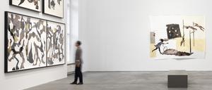 Blick in den Hauptraum der Galerie Sprüth Magers auf die neuen Scherenschnitte von  Kara Walker.