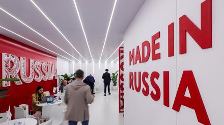 Ein Mann geht am 6. November 2025 am russischen Stand auf der 8. China International Import Expo in Shanghai, China vorbei. 