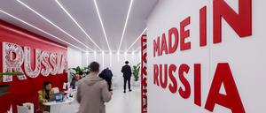 Ein Mann geht am 6. November 2025 am russischen Stand auf der 8. China International Import Expo in Shanghai, China vorbei.